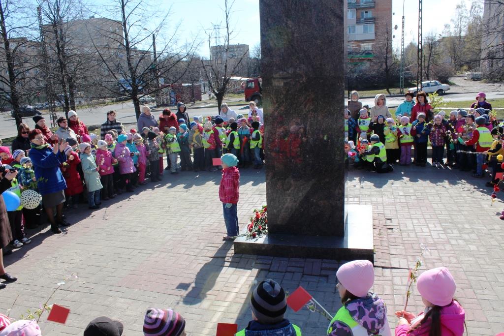 Фотография "Дети у памятника Г.К.Жукову"